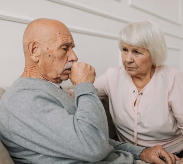 äldre par i soffan äldre par i soffan